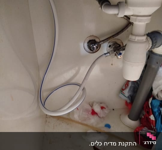 צינורות מתחת לכיור עם חיבורים ונזילה